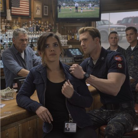 „Czy wiesz, kim jestem?” – zadrwił – po czym komandor Sloane Hartwell spokojnie odstawiła szklankę. Marines wepchnął ją do baru, myśląc, że samotna kobieta to łatwy cel. Kilka sekund później leżał na podłodze, a jeden wojskowy identyfikator zmienił całe pomieszczenie: