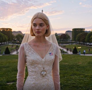 Wszyscy w mojej rodzinie zostali zaproszeni na ślub mojej siostry za 750 000 dolarów – oprócz mnie. Mama powiedziała, że ​​„zniszczę jej idealny dzień”. Odpowiedziałam tylko: „Dobra, w porządku”. Kilka tygodni później moje zdjęcia ślubne z Paryża stały się viralem… Nazywam się Juliet Harper. Mam 27 lat, jestem fotografką freelancerką i mieszkam w Charleston w Karolinie Południowej. Jestem osobą, która ciągle jest zajęta płaceniem czynszu, edycją zdjęć dla klientów i torbą na aparat, która wygląda bardziej na zużytą niż stylową. Myślałam, że przyzwyczaiłam się do bycia „dodatkową” córką – tą, którą ludzie zapominają policzyć. Potem mama powiedziała mi, żebym nie przychodziła na ślub siostry, bo „skomplikuję sytuację” i coś we mnie ucichło. Vivian jest ode mnie o trzy lata młodsza i to do niej wszyscy zwracają się bez wahania. Jest wyrafinowana, czarująca i z łatwością emanuje świąteczną atmosferą. Kiedy zaręczyła się z Gregorym – bankierem inwestycyjnym, którego majątek przyćmiewał nawet nasze sąsiedztwo – moi rodzice zachowywali się, jakby świat w końcu ich wynagrodził. Ślub miał być huczny, pełen przepychu i sensacji. Trzysta gości. Uwaga, magazyny. Miejsce, które kosztowało więcej, niż zarabiałam przez miesiące. To nie była zwykła ceremonia – to było oświadczenie, a ja najwyraźniej nie pasowałam do tego wizerunku. Moja mama wyjaśniła to tym gładkim, praktycznym tonem, którego używa, gdy już coś uzna za „najlepsze”. Opowiedziała o kosztach, zdjęciach, prezencji i o tym, że świat Vivian jest pełen „idealnie ubranych ludzi”. Potem powiedziała coś, co naprawdę mnie uderzyło: nie chodziło o to, że byłam niemile widziana jako osoba, ale po prostu… niezręczna obecność. Stałam tam z drżącymi rękami, poza zasięgiem wzroku, kiwając głową, jakbym słuchała prognozy pogody, a nie była wycięta z własnej rodziny. Kilka tygodni później przyszło zaproszenie – gruby karton, złote litery, elegancka czcionka. Moi rodzice, dziadkowie, ciotki, wujkowie i kuzyni zostali wymienieni. Każda gałąź drzewa genealogicznego została starannie zapisana. Mojego nazwiska tam nie było. Nawet na marginesie. To pominięcie nie było błędem; to była świadoma decyzja, wydrukowana, zapieczętowana i wysłana pocztą, jakby to była najnormalniejsza rzecz na świecie. Tego wieczoru jechałem, aż znalazłem się na parkingu kawiarni, wciąż w butach, wciąż ściskając torbę z aparatem, jakby mogła mnie utrzymać w pionie. Otworzyłem aplikację bankową i wpatrywałem się w swoje saldo: niewiele, ale było moje. I wtedy, niczym iskra zapałki, uderzył mnie pomysł – lekkomyślny, śmiały i zupełnie inny od posłusznej wersji mnie, jakiej oczekiwała moja rodzina. Gdybym miał zostać wykluczony, nie siedziałbym w domu i nie kurczyłbym się. Wyjechałbym gdzieś, gdzie byłbym wystarczająco duży, by przypominać sobie o istnieniu. Paryż zawsze był marzeniem, które traktowałem jak żart – czymś, co mówi się na głos i z czego się śmieje, bo to łatwiejsze niż przyznanie, że naprawdę się tego pragnie. Ale kiedy już ta myśl zagościła w mojej głowie, nie chciała odejść. Zadzwoniłam do mojej najlepszej przyjaciółki, Cary, jedynej, która nigdy nie prosiła mnie o uzasadnianie moich uczuć, jakby musiały być „rozsądne”, żeby miały sens. Kiedy opowiedziałam jej o swoim planie, nie wahała się. Nie przeczytała go. Powiedziała po prostu: powiedz mi, co będziemy robić i kiedy wyjeżdżamy, jakby moje życie mogło być przygodą. Przez tygodnie pracowałam bez przerwy – portrety, sesje zdjęciowe nieruchomości, wszystko, co pozwalało na szybki zarobek. Zarezerwowałam poranną sesję zdjęciową w Paryżu, znalazłam sukienkę szytą na miarę, zwiedziłam różne dzielnice i trzymałam język za zębami przed rodziną, bo i tak nie pytali o mój weekend. W ich wersji wydarzeń już mnie nie było. W mojej kupowałam bilet lotniczy. Paryż o wschodzie słońca wydawał się surrealistyczny. Fryzura i makijaż przed wschodem słońca, serce waliło mi w cichym pokoju hotelowym, sukienka wisiała jak obietnica. Kiedy w końcu wyszłam na zewnątrz, w pobliżu Wieży Eiffla, światło było miękkie i surrealistyczne, a miasto zdawało się wstrzymywać oddech. Isabelle, fotografka, prowadziła mnie z cichą pewnością siebie, podczas gdy Cara poprawiała mi welon i śmiała się, jakbyśmy robiły coś odważnego, a nie tylko pięknego. Na kilka godzin zapomniałam o każdej chwili, w której czułam się, jakbym komuś przeszkadzała. Nie byłam niczyim problemem. Byłam swoim własnym tematem. Cała historia w pierwszym komentarzu