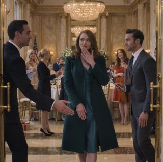 Kiedy przybyłem na przyjęcie zaręczynowe mojej siostry, ochroniarz odesłał mnie do wejścia dla obsługi. Powiedział, że moja siostra wpisała mnie na czarną listę i nie pozwala mi wchodzić. Moi rodzice patrzyli i nic nie robili. Trzy godziny później zadzwoniła mama z krzykiem: „hotel odwołuje wszystko, co zrobiłeś?”.