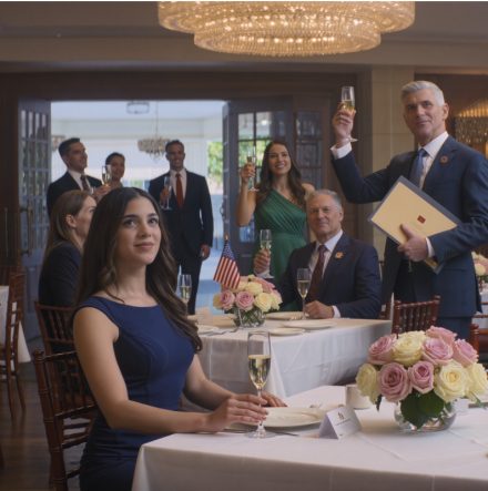 W moje urodziny rodzice urządzili kolację dla 200 krewnych tylko po to, by się mnie wyrzec, mama zerwała moje zdjęcia ze ściany, tata wręczył mi rachunek na 400 000 dolarów: każdy cent, który zmarnowaliśmy na wychowanie ciebie, teraz płać, siostra wzięła kluczyki do samochodu ze stołu: „tata już przepisał na mnie tytuł własności”, wyszłam bez słowa, a 4 dni później dzwonią do mnie 80 razy dziennie. Nazywam się Holly Dixon. Mam 32 lata i wcześnie nauczyłam się, jak zajmować jak najmniej miejsca w mojej rodzinie – bo w domu Dixonów zawsze były dwie kategorie: Megan… i wszyscy inni. Megan była o cztery lata młodsza i uwielbiana bez wysiłku, taka ładna, że ​​dorośli miękli bez zastanowienia. Byłam cichą osobą, która ciężko pracowała, zachowywała spokój i mimo to jakoś rozczarowywała ludzi, którzy nigdy nie patrzyli na mnie wystarczająco długo, by dowiedzieć się, kim jestem. Kiedy miałam szesnaście lat, dostałam pełne stypendium. Stanęłam na scenie w sztywnej, pożyczonej sukience i rozglądałam się po tłumie za rodzicami – tylko po to, by znaleźć dwa wolne miejsca. Megan miała recital. Później mama powiedziała to tak, jakby to wszystko wyjaśniało: „Nie mogłyśmy być w dwóch miejscach naraz”. I tak zostałam pielęgniarką. I tak zbudowałam sobie życie. I przez lata powtarzałam sobie, że to bez znaczenia, że ​​miłość w mojej rodzinie zawsze wiązała się z warunkami, których nigdy nie byłam w stanie spełnić. A potem zachorowała moja babcia, Eleanor. Podczas gdy moi rodzice rozmawiali o opiekunach, jakby to była kwestia logistyki, a Megan podsuwała pomysł ośrodka, jakby wybierała hotel, rzuciłam pracę i przeprowadziłam się do małego domku babci na skraju miasta. Nauczyłam się rytmu harmonogramów leków, tego, jak ból zmienia czyjś oddech, długich nocy, kiedy wszystko, co możesz zrobić, to trzymać kogoś za rękę i być tu i teraz. Przez trzy lata pojawiałam się. Przez trzy lata byłam. Megan odwiedziła mnie dwa razy. Moi rodzice przyjeżdżali raz w miesiącu – akurat na tyle długo, żeby wyglądać na sumiennych, zanim zniknęli w planach kolacji. Babcia była jedyną osobą, która dawała mi poczucie przynależności. Jedyną, która patrzyła na mnie, jakbym nie była dla niej utrapieniem. Odeszła sześć miesięcy temu – cicha jak zgasła świeca. Tydzień przed moimi urodzinami Megan zadzwoniła głosem, który brzmiał słodko i ostrożnie, ale jednocześnie niewłaściwie w sposób, którego nie potrafiłam nazwać. Zapytała, czy dostałam coś od prawnika w sprawie spadku po babci. Potem zaprosiła mnie na przyjęcie-niespodziankę. „Cała rodzina” – powiedziała. Przez trzydzieści dwa lata nikt nie urządził mi przyjęcia. To powinno być dla mnie pierwszym ostrzeżeniem. W noc mojego przyjazdu podjazd był zatłoczony. Ulicą stały samochody. Weszłam ubrana w granatowy – ulubiony kolor babci – próbując uwierzyć, że tym razem mogę być pożądana. Drzwi wejściowe były otwarte. W salonie ustawiono rzędy składanych krzeseł naprzeciwko długiego stołu. Prawie dwustu krewnych siedziało ramię w ramię w milczeniu, patrząc na mnie, jakbym weszła do niewłaściwego pokoju o niewłaściwej porze. Żadnych balonów. Żadnego tortu. Żadnej muzyki. Tylko oczy. Moja matka podeszła i zaczęła zdejmować moje zdjęcia z dzieciństwa – jedno po drugim – jakby oczyszczała ścianę dowodów. Ojciec wstał, uniósł mikrofon i rozłożył stos papierów. Przeczytał „fakturę” na 400 000 dolarów – każdy dolar, który, jak twierdził, „wydali” na moje wychowanie – po czym przesunął dokument po stole i powiedział, że mam dwie możliwości: spłacić ją… albo podpisać rezygnację z prawa do domu babci. Wszystko we mnie zamarło. Wtedy Megan sięgnęła do mojej torebki, zacisnęła palce na kluczykach do samochodu i uśmiechnęła się, jakby koniec był już przesądzony. Wpatrywałem się w zdjęcia na podłodze, papier czekający na mój podpis, salę pełną ludzi, którzy przyszli zobaczyć, co zrobię… Potem wziąłem jeden głęboki oddech, spojrzałem prosto na ojca i zadałem jedyne pytanie, które sprawiło, że jego twarz się zmieniła. „Tato… czy ty w ogóle przeczytałeś testament babci?” Cała historia w pierwszym komentarzu