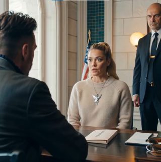 Mój chłopak namówił mnie na wyjazd za granicę – tylko po to, by wpędzić mnie w sytuację, której nigdy bym się nie spodziewała. Kiedy mężczyzna siedzący naprzeciwko nas sięgnął po kopertę, jego wzrok padł na srebrny wisiorek z feniksem na mojej szyi. Zamarł z nieodgadnionym wyrazem twarzy i zapytał: „Jak ma na imię twoja matka?”.