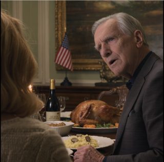 „Co do cholery? Przelewam ci 1500 dolarów co miesiąc!” – warknął dziadek przy stole w Święto Dziękczynienia, podczas gdy cała rodzina wciąż się śmiała i rozmawiała. Zamarłem: „O czym ty mówisz?”. Prawnik otworzył laptopa i wyświetlił wyciągi z przelewów – 60 przelewów w ciągu pięciu lat – moi rodzice zbladli, a siostra poczerwieniała na twarzy. A potem spojrzał prosto na mnie i rzucił jeszcze jedno zdanie, które sprawiło, że „rodzinna gra” zaczęła pękać…