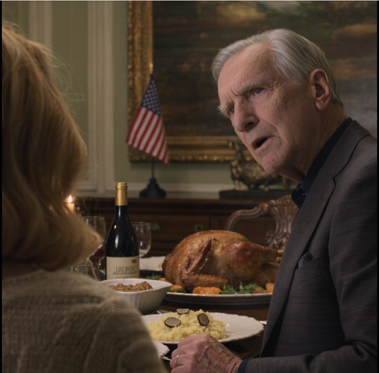 „Co do cholery? Przelewam ci 1500 dolarów co miesiąc!” – warknął dziadek przy stole w Święto Dziękczynienia, podczas gdy cała rodzina wciąż się śmiała i rozmawiała. Zamarłem: „O czym ty mówisz?”. Prawnik otworzył laptopa i wyświetlił wyciągi z przelewów – 60 przelewów w ciągu pięciu lat – moi rodzice zbladli, a siostra poczerwieniała na twarzy. A potem spojrzał prosto na mnie i rzucił jeszcze jedno zdanie, które sprawiło, że „rodzinna gra” zaczęła pękać…