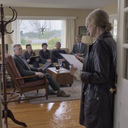 Opiekowałam się moją teściową przez dziesięć lat. Po jej pogrzebie wróciłam do domu i zastałam męża, jego siostrę i dziwnego prawnika czekających na mnie… Przeczytali „testament”: „Dom należy do Ryana, dostaniesz tylko 5000 dolarów za swoją pracę… masz 48 godzin na wyprowadzkę”. Nie sprzeciwiłam się ani chwili… bo w mojej walizce znajdował się przedmiot, na którego otwarcie kazała mi czekać dokładnie trzy dni.