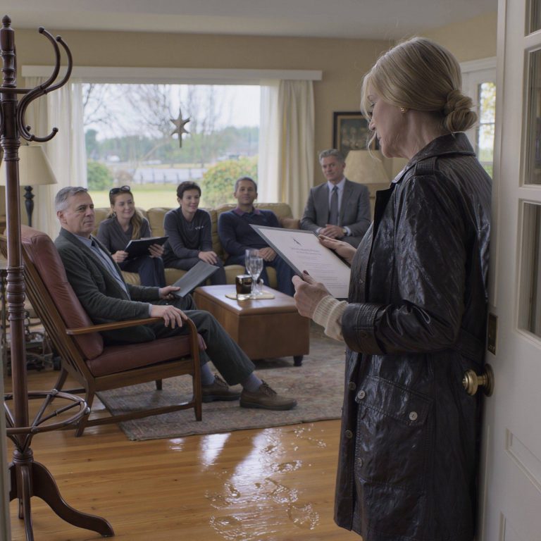 Opiekowałam się moją teściową przez dziesięć lat. Po jej pogrzebie wróciłam do domu i zastałam męża, jego siostrę i dziwnego prawnika czekających na mnie… Przeczytali „testament”: „Dom należy do Ryana, dostaniesz tylko 5000 dolarów za swoją pracę… masz 48 godzin na wyprowadzkę”. Nie sprzeciwiłam się ani chwili… bo w mojej walizce znajdował się przedmiot, na którego otwarcie kazała mi czekać dokładnie trzy dni.