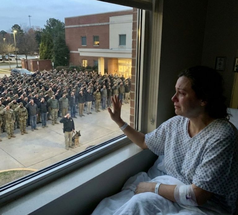 Pielęgniarka zasłoniła psa weterana własnym ciałem. Dzień później pojawili się Navy SEALs