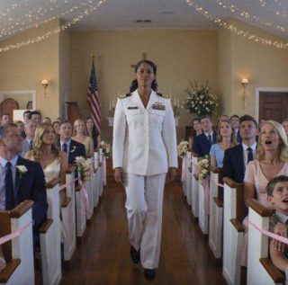 W noc przed moim ślubem rodzice rozcięli moją suknię na pół, bo uważali, że na to zasługuję. Ale kiedy drzwi kaplicy się otworzyły i weszłam w granatowo-białej sukni z dwiema gwiazdkami na ramionach, mój brat wyszeptał: „O rany, spójrzcie na jej wstążkę”, a moi rodzice w końcu zrozumieli, że córka, którą próbowali złamać, stała się najsilniejszą osobą w tym kościele. To nie do końca bajkowy scenariusz, jaki wyobrażasz sobie, wyobrażając sobie dzień swojego ślubu.