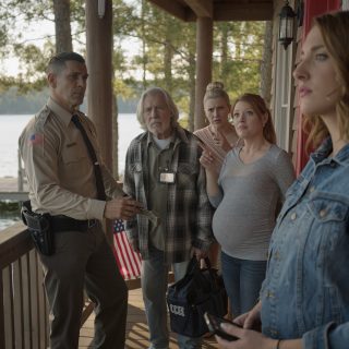 Moi rodzice zażądali, żebym podarował siostrze mój domek nad jeziorem. Mama krzyczała: „Jesteś singielką, ona ma rodzinę!”. Nie kłóciłem się tygodniami ani nie błagałem ich, żeby mnie zobaczyli – sprzedałem go po cichu, bo wiedziałem, że tata podjedzie „wymienić zamki”, gdy tylko pomyśli, że się zepsułem.