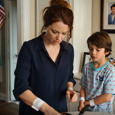 Nikt nie stawił się na operację mojego syna, trzy dni później mama wysłała SMS-a, że ​​potrzebuje 10 000 dolarów na suknię ślubną dla siostry, wysłałem jej 1 dolara z treścią „kup welon”, a następnie zablokowałem im dostęp do moich kont. Następnego ranka zadzwonił kierownik banku.