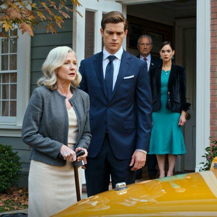 Wróciłam do domu z papierami zwolnienia szeleszczącymi w kieszeni – tylko po to, by znaleźć mojego syna stojącego w drzwiach jak obcy człowiek i mówiącego mi, że mój dom „już nie jest mój”… i zdałam sobie sprawę, że wybrał najgorszy możliwy tydzień, żeby mnie sprawdzić