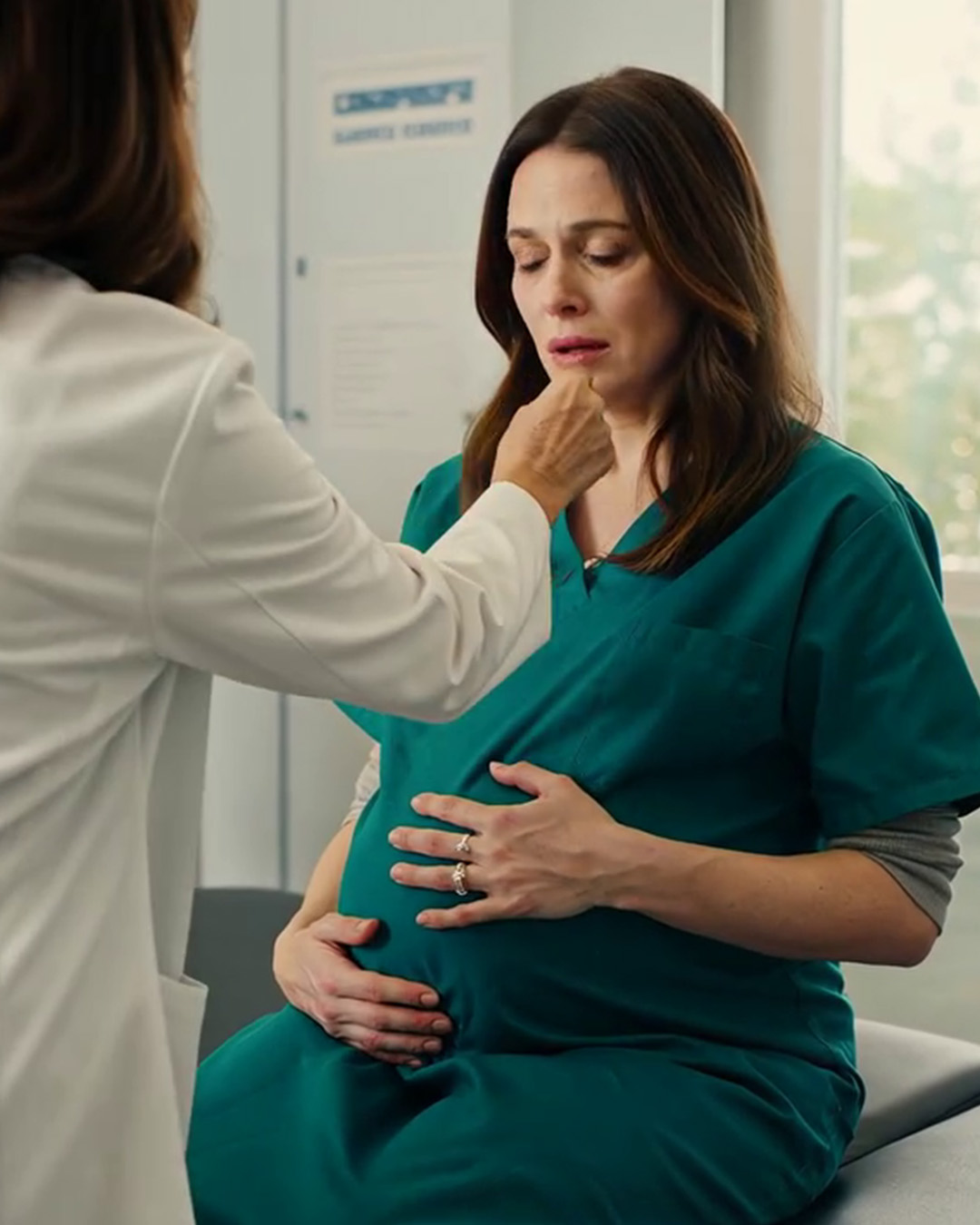 Dzień, w którym mój lekarz wyłączył USG, zamknął drzwi i cicho błagał mnie, żebym zostawiła męża, zanim wrócę do domu