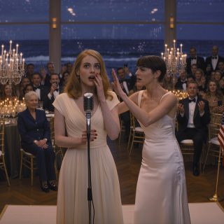 Moja siostra spoliczkowała mnie na oczach 250 gości weselnych, bo odmówiłam oddania jej mojego apartamentu nad morzem za 740 000 dolarów, ostatniej rzeczy, jaka mi została po zmarłym mężu. Krzyknęła: „Jesteś sama od lat! Ja wychodzę za mąż – bardziej na to zasługiwałam”. Okazuje się… że sędzia to obserwował.