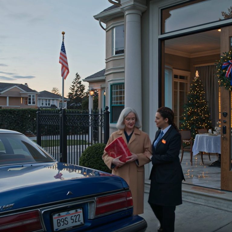 Kolacja wigilijna miała zakończyć rok milczenia, ale na schodach domu mojego syna w Beverly Hills drżąca gosposia ścisnęła mój płaszcz i błagała, żebym uciekał — zanim światełka na choince, marmurowe podłogi i stół nakryty dla trzech osób mogą stać się kosztownym pożegnaniem mojego życia tej nocy.