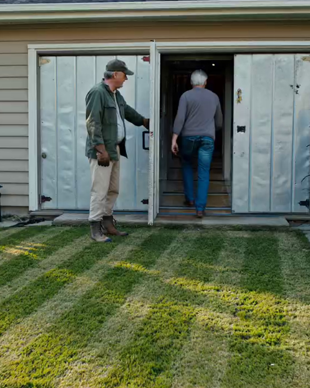 Zatrudniłem mężczyznę do skoszenia trawnika w spokojny wtorkowy poranek, kiedy moja córka już poszła do pracy. Niecałą godzinę później zadzwonił telefon, a on wyszeptał: „Proszę pana, nie chcę pana alarmować, ale czy w tym domu mieszka ktoś jeszcze?”.