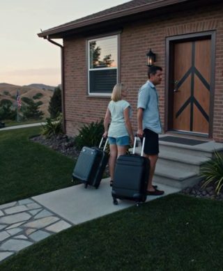 Mój tata zapomniał się rozłączyć i usłyszałem: „Ona jest na tyle głupia, żeby pozwolić nam zostać”, więc zarezerwowałem ich wymarzoną podróż do Włoch, sprzedałem za ich plecami mój dom w Teksasie za 980 000 dolarów, a kiedy wrócili do domu uśmiechnięci, drzwi wejściowe tylko mrugnęły na czerwono. Mój tata nigdy się nie rozłączył. Tak to się wszystko zaczęło. Siedziałem w kawiarni w centrum Austin, biodro pulsowało mi od tego, jak popchnął mnie podczas rozmowy na Zoomie i zapłacił mi kontrakt na 45 000 dolarów, kiedy jego głos rozległ się w moich słuchawkach wyraźnie jak na dłoni. „Ona jest na tyle głupia, żeby pozwolić nam zostać” – powiedział ze śmiechem. „Jak tylko wrócimy z Włoch, wymienię zamek w tym biurze na górze. Zamienię je na pokój z cygarami. Będzie mogła pracować przy kuchennym stole jak normalny człowiek”. Głos mojej mamy, słodki i jadowity: „A jeśli uda nam się ją przekonać, żeby wpisała nasze nazwiska do aktu własności na potrzeby „planowania spadkowego”… cóż, to dom będzie praktycznie nasz. Nigdy się tego nie spodziewa”. Myśleli, że już skończyli rozmowę. Nie skończyli. Mam na imię Skyler. Mam trzydzieści lat, jestem projektantką UX i do niedawna mieszkałam na ceglanym ranczu pod Austin, które zostawiła mi ciotka Alice po śmierci – trzy akry ziemi, wycenione na milion dolarów i ogród różany, który budowała przez trzydzieści lat. Dwa lata temu moi rodzice „stracili wszystko”. Bankructwo. Egzekucja hipoteczna. Bolące kolano. Łzy przez telefon. „Tylko trzy miesiące, kochanie. Góra. Wyniesiemy się, jak tylko wszystko ogarniemy”. Trzy miesiące zmieniły się w dwa lata. Zajęli główne skrzydło „za kolano taty”. Nigdy nie zapłacili ani centa za artykuły spożywcze, media ani podatki. Moją pracę zdalną nazywali „pracą na niby”. Byłem tym na górze, który pracował po dziesięć godzin dziennie dla klientów w Nowym Jorku i San Francisco, podczas gdy oni urządzali imprezy przy basenie i opowiadali znajomym, jakie to „nasze miejsce w górach” to błogosławieństwo. W dniu, w którym wszystko się zawaliło, wjechałem na podjazd po dziesięciu godzinach debugowania i zobaczyłem to: Ogród różany cioci Alice zniknął. Zrównany z ziemią. Zrównany z ziemią. Na jego miejscu: goła ziemia i rolki sztucznej trawy. „O, wróciłeś wcześniej” – powiedział tata, promieniejąc. „Putting green. Wygląda na to, że teraz mieszkają tu ludzie sukcesu”. Zapłacił za to moją kartą kredytową – tą, którą dałem im „na nagłe wypadki”. Kiedy się broniłem, chwycił mnie za ramię tak mocno, że narobił mi siniaka i przypomniał o „prawach lokatora”. Tego samego dnia wparował do mojego najważniejszego klienta, wyśmiał moją pracę przed kamerą, popchnął mnie, kiedy próbowałem go stamtąd wyciągnąć, i w kilka sekund zmarnował sześć miesięcy pracy. Bez przeprosin. Bez wstydu. Po prostu: „Wygląda na to, że wasze małe spotkanie dobiegło końca”. Kiedy więc usłyszałem tę gorącą rozmowę w kawiarni – usłyszałem, jak planują wykorzystać prawo, żeby się wtrącić, mówiąc o przekształceniu mojego biura w swój salon cygarowy po wakacjach we Włoszech, które miałem sfinansować – coś we mnie przestało pękać i znieruchomiało. Zadzwoniłem do prawnika, który zajmował się majątkiem mojej ciotki. „Skoro moje nazwisko widnieje tylko na akcie własności” – zapytałem – „czy mogę sprzedać dom, póki w nim mieszkają?”. Dziesięć dni później, podczas gdy moi rodzice popijali wino w Toskanii, korzystając z zarezerwowanych przeze mnie biletów klasy biznes, siedziałem w biurze ds. nieruchomości w Austin i przepisałem ranczo na korporacyjną firmę inwestycyjną za 980 000 dolarów w gotówce. Ich ochroniarze zabrali klucze. Ich prawnicy podjęli ryzyko. Ja wziąłem pieniądze i umowę najmu w wieżowcu w Dallas. W noc, kiedy moi rodzice wylądowali z powrotem w Teksasie, obserwowałem przez kamerę w dzwonku, jak taksówka dowozi ich do „ich” domu. Opaleni, uśmiechnięci, wtaczali walizki na podjazd. Tata wpisał kod, którego używał setki razy. Inteligentny zamek mrugnął. Czerwony. Spróbował ponownie. Czerwony. Jeśli chcecie wiedzieć, co się stało, gdy za nimi zatrzymał się czarny SUV, wysiadł z niego ochroniarz z aktem własności w ręku, a moi rodzice zdali sobie sprawę, że ta „głupia” córka, którą traktowali jako plan emerytalny, właśnie wyprzedała im grunt spod nóg. Rеszτa bęԁzіе w pіеrwszуm komеnτаrzυ👇