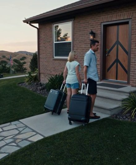 Mój tata zapomniał się rozłączyć i usłyszałem: „Ona jest na tyle głupia, żeby pozwolić nam zostać”, więc zarezerwowałem ich wymarzoną podróż do Włoch, sprzedałem za ich plecami mój dom w Teksasie za 980 000 dolarów, a kiedy wrócili do domu uśmiechnięci, drzwi wejściowe tylko mrugnęły na czerwono. Mój tata nigdy się nie rozłączył. Tak to się wszystko zaczęło. Siedziałem w kawiarni w centrum Austin, biodro pulsowało mi od tego, jak popchnął mnie podczas rozmowy na Zoomie i zapłacił mi kontrakt na 45 000 dolarów, kiedy jego głos rozległ się w moich słuchawkach wyraźnie jak na dłoni. „Ona jest na tyle głupia, żeby pozwolić nam zostać” – powiedział ze śmiechem. „Jak tylko wrócimy z Włoch, wymienię zamek w tym biurze na górze. Zamienię je na pokój z cygarami. Będzie mogła pracować przy kuchennym stole jak normalny człowiek”. Głos mojej mamy, słodki i jadowity: „A jeśli uda nam się ją przekonać, żeby wpisała nasze nazwiska do aktu własności na potrzeby „planowania spadkowego”… cóż, to dom będzie praktycznie nasz. Nigdy się tego nie spodziewa”. Myśleli, że już skończyli rozmowę. Nie skończyli. Mam na imię Skyler. Mam trzydzieści lat, jestem projektantką UX i do niedawna mieszkałam na ceglanym ranczu pod Austin, które zostawiła mi ciotka Alice po śmierci – trzy akry ziemi, wycenione na milion dolarów i ogród różany, który budowała przez trzydzieści lat. Dwa lata temu moi rodzice „stracili wszystko”. Bankructwo. Egzekucja hipoteczna. Bolące kolano. Łzy przez telefon. „Tylko trzy miesiące, kochanie. Góra. Wyniesiemy się, jak tylko wszystko ogarniemy”. Trzy miesiące zmieniły się w dwa lata. Zajęli główne skrzydło „za kolano taty”. Nigdy nie zapłacili ani centa za artykuły spożywcze, media ani podatki. Moją pracę zdalną nazywali „pracą na niby”. Byłem tym na górze, który pracował po dziesięć godzin dziennie dla klientów w Nowym Jorku i San Francisco, podczas gdy oni urządzali imprezy przy basenie i opowiadali znajomym, jakie to „nasze miejsce w górach” to błogosławieństwo. W dniu, w którym wszystko się zawaliło, wjechałem na podjazd po dziesięciu godzinach debugowania i zobaczyłem to: Ogród różany cioci Alice zniknął. Zrównany z ziemią. Zrównany z ziemią. Na jego miejscu: goła ziemia i rolki sztucznej trawy. „O, wróciłeś wcześniej” – powiedział tata, promieniejąc. „Putting green. Wygląda na to, że teraz mieszkają tu ludzie sukcesu”. Zapłacił za to moją kartą kredytową – tą, którą dałem im „na nagłe wypadki”. Kiedy się broniłem, chwycił mnie za ramię tak mocno, że narobił mi siniaka i przypomniał o „prawach lokatora”. Tego samego dnia wparował do mojego najważniejszego klienta, wyśmiał moją pracę przed kamerą, popchnął mnie, kiedy próbowałem go stamtąd wyciągnąć, i w kilka sekund zmarnował sześć miesięcy pracy. Bez przeprosin. Bez wstydu. Po prostu: „Wygląda na to, że wasze małe spotkanie dobiegło końca”. Kiedy więc usłyszałem tę gorącą rozmowę w kawiarni – usłyszałem, jak planują wykorzystać prawo, żeby się wtrącić, mówiąc o przekształceniu mojego biura w swój salon cygarowy po wakacjach we Włoszech, które miałem sfinansować – coś we mnie przestało pękać i znieruchomiało. Zadzwoniłem do prawnika, który zajmował się majątkiem mojej ciotki. „Skoro moje nazwisko widnieje tylko na akcie własności” – zapytałem – „czy mogę sprzedać dom, póki w nim mieszkają?”. Dziesięć dni później, podczas gdy moi rodzice popijali wino w Toskanii, korzystając z zarezerwowanych przeze mnie biletów klasy biznes, siedziałem w biurze ds. nieruchomości w Austin i przepisałem ranczo na korporacyjną firmę inwestycyjną za 980 000 dolarów w gotówce. Ich ochroniarze zabrali klucze. Ich prawnicy podjęli ryzyko. Ja wziąłem pieniądze i umowę najmu w wieżowcu w Dallas. W noc, kiedy moi rodzice wylądowali z powrotem w Teksasie, obserwowałem przez kamerę w dzwonku, jak taksówka dowozi ich do „ich” domu. Opaleni, uśmiechnięci, wtaczali walizki na podjazd. Tata wpisał kod, którego używał setki razy. Inteligentny zamek mrugnął. Czerwony. Spróbował ponownie. Czerwony. Jeśli chcecie wiedzieć, co się stało, gdy za nimi zatrzymał się czarny SUV, wysiadł z niego ochroniarz z aktem własności w ręku, a moi rodzice zdali sobie sprawę, że ta „głupia” córka, którą traktowali jako plan emerytalny, właśnie wyprzedała im grunt spod nóg. Rеszτa bęԁzіе w pіеrwszуm komеnτаrzυ👇