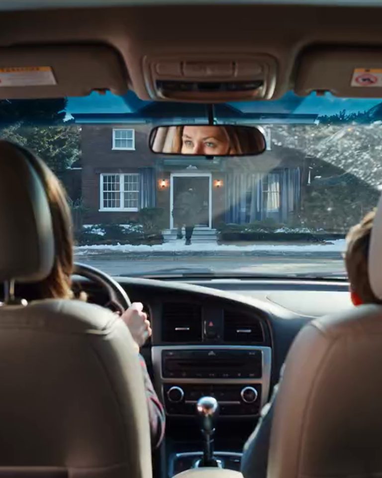 Kiedy mój mąż wsiadał do samolotu, mój 6-letni syn szepnął: „Nie możemy wrócić do domu”. Tej nocy widziałam, jak dwóch nieznajomych otwiera nam drzwi wejściowe swoimi kluczami.