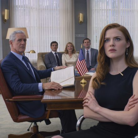 Mój dziadek miliarder zostawił mi cały swój 6-miliardowy majątek… ale moi rodzice, którzy wydziedziczyli mnie finansowo, gdy miałem osiemnaście lat, pojawili się na rozprawie z uśmiechem i słowami: „Oczywiście, wszystkim się zajmiemy”. Oczekiwali, że oddam im kontrolę, jak zawsze. Potem sędzia odwrócił kartkę… i ich uśmiechy zniknęły.