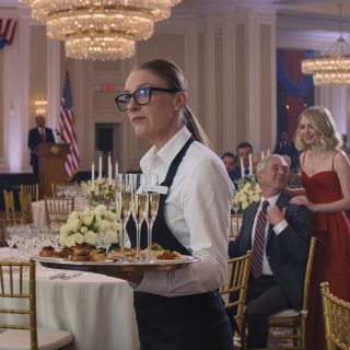 Przebrałam się za kelnerkę na przyjęciu emerytalnym mojego męża. Powiedział mi, że współmałżonkowie nie są zaproszeni, ale usłyszałam, jak kolega powiedział: „On ciągle mówi o swojej żonie!”. Kiedy spojrzałam na męża, zobaczyłam młodą kobietę z ręką na jego ramieniu. To, co odkryłam później… zmieniło wszystko.