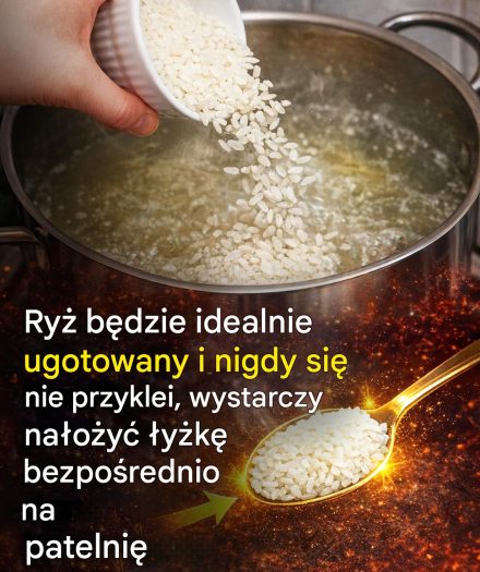 Ryż będzie dobrze oddzielony i nigdy się nie przyklei, wystarczy wsypać go łyżką bezpośrednio na patelnię