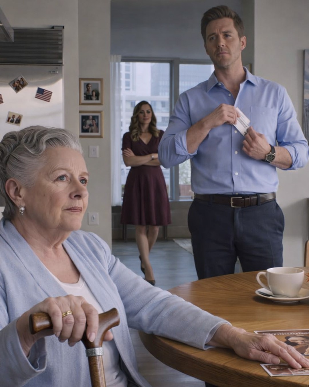 Mój syn wyrwał mi kartę i zaśmiał się: „Twoje pieniądze emerytalne są teraz moje”. Milczałem. Tydzień później bank mnie wezwał. Kierownik podał mi kopertę i powiedział cicho: „Może powinieneś otworzyć to przy nim”. A kiedy przeczytał, co było w środku… zbladł, a potem zaczął płakać.