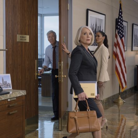 Sprzedałam swój sklep z antykami za 45 milionów dolarów. Pobiegłam do biura męża, żeby wspólnie świętować nasz sukces. Kiedy otworzyłam drzwi, usłyszałam śmiejącą się z nim kobietę… Więc wtedy coś zrobiłam