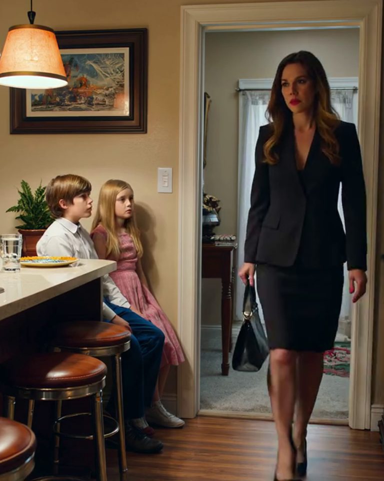 Kiedy weszłam, teściowa powiedziała: „Dzieci mojej córki jedzą pierwsze. Jej dzieci mogą poczekać na resztki”. Moje dzieci siedziały cicho przy pustych talerzach. Moja szwagierka dodała: „Powinny znać swoje miejsce”. Nie sprzeciwiłam się. Nie płakałam. Po prostu wzięłam dzieci i wyszłam. Myślały, że jestem pokonana. Osiemnaście minut później ich dom był pełen krzyków – i żadne z nich się tego nie spodziewało.