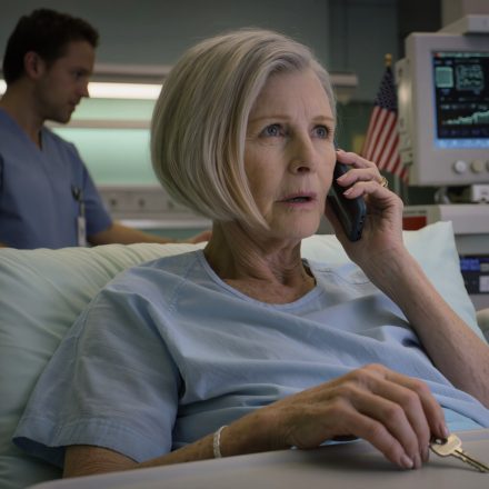 Cała moja rodzina pojechała na narty, zostawili mnie samego na oddziale intensywnej terapii, słuchającego sygnału maszyny „bip… bip…”, moja córka nawet zadzwoniła mimochodem: „Mamo, wszystko w porządku, wrócę za 10 dni”; ledwo mnie wypisali ze szpitala, gdy zobaczyłem, jak dom jest rozbierany na kawałki, a na stole leżało pełnomocnictwo i ulotka o sprzedaży… Sprzedałem więc dom w Denver i zniknąłem; w dniu, w którym wrócili, zamarli w bezruchu… a tym, co mnie zmroziło, był śmiech po drugiej stronie linii.