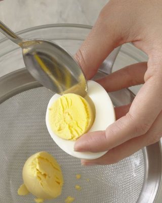 Genialny trik z jajkiem faszerowanym, którego nigdy mnie nie nauczyli w szkole kulinarnej