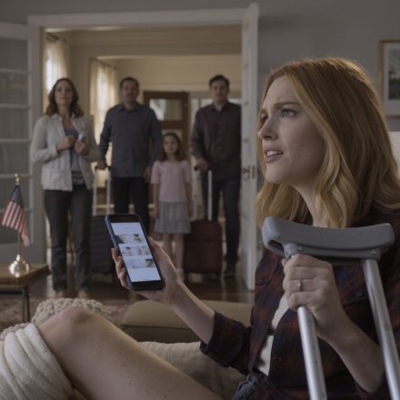 Moja siostra i rodzice obiecali, że zaopiekują się mną po poważnej operacji, ale tego samego dnia, kiedy leżałem na stole operacyjnym, oni po cichu wsiedli do samolotu na wakacje; kiedy zadzwoniłem z prośbą o pomoc, odpowiedziała chłodno: „Zajmij się tym sam, nie jesteśmy twoimi sługami”, po prostu się uśmiechnąłem i podziękowałem — trzy dni później ich wyjazd się skończył, a mój telefon nagle zaczął pękać od panicznych połączeń…