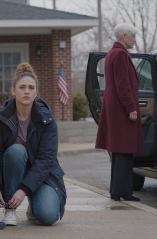 Moja córka i ja byłyśmy w schronisku dla rodzin, gdy podjechał czarny sedan…