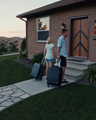 Mój tata zapomniał odłożyć słuchawkę i usłyszałem: „Ona jest na tyle głupia, że ​​pozwala nam zostać”, więc zarezerwowałem ich wymarzoną podróż do Włoch, sprzedałem za ich plecami mój dom w Teksasie za 980 000 dolarów, a kiedy wrócili do domu uśmiechnięci, drzwi wejściowe tylko mrugały na czerwono