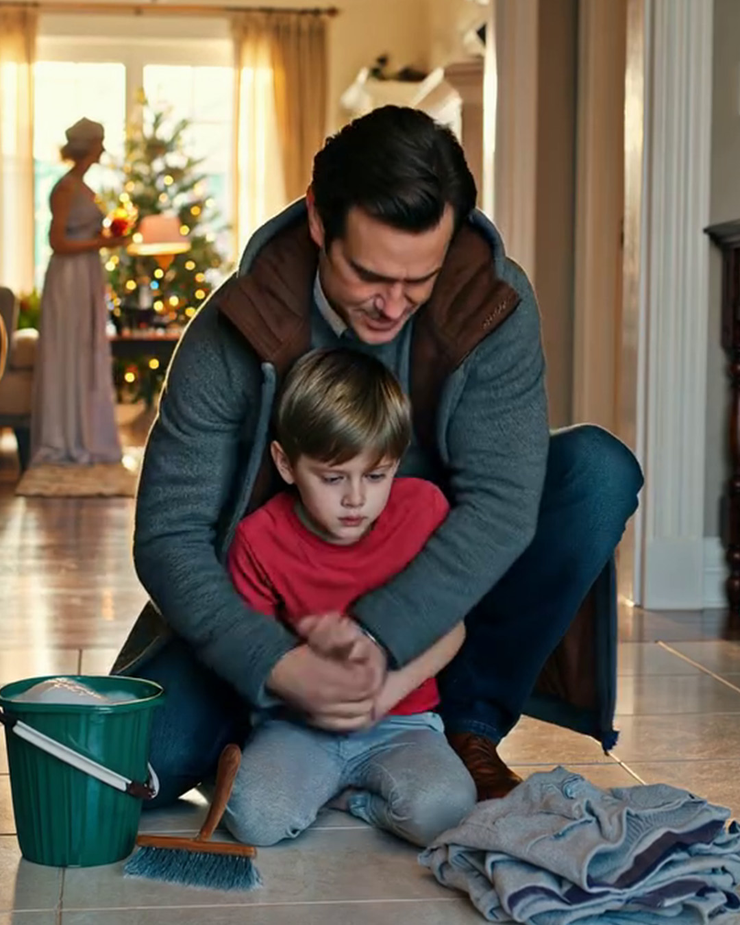 Noc, kiedy zastałam mojego syna szorującego podłogę w kuchni u teściów, podczas gdy ich wnuki otwierały prezenty w sąsiednim pokoju