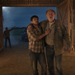 Po pogrzebie mojej żony w końcu otworzyłem zamkniętą szopę, do której nie mogłem wejść przez 37 lat, a to, co znalazłem w środku, przyciągnęło do naszej rodziny milczącego nieznajomego i zmusiło mojego jedynego syna do podjęcia decyzji, którą do dziś odtwarzam w myślach każdej nocy.