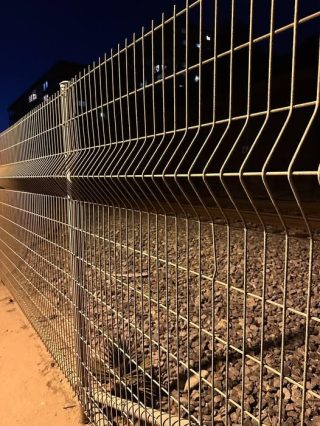 Prawdziwy powód, dla którego te ogrodzenia torów kolejowych wyglądają na “wygięte”