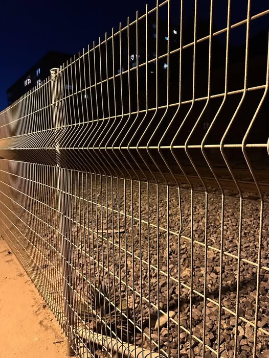 Prawdziwy powód, dla którego te ogrodzenia torów kolejowych wyglądają na “wygięte”