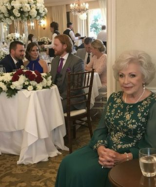 Matkę Pana Młodego po cichu usunięto z listy gości weselnych — posadzono ją przy drzwiach dla służby, jakby nie należała do tego grona, aż do momentu, gdy pewien mężczyzna zapytał: „Dlaczego ona jest z tyłu sali weselnej swojego syna?”, po czym całe przyjęcie ucichło.