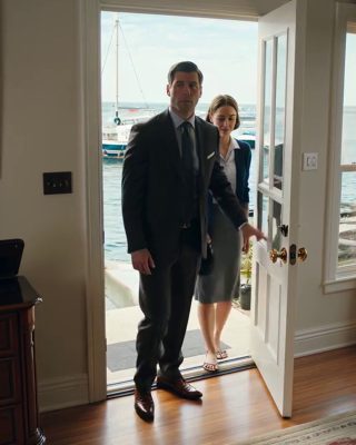 Po śmierci mojego męża jego prawnik ujawnił, że jestem jedyną spadkobierczynią jego majątku o wartości 48 milionów dolarów. Mój syn zażądał, żebym go wydała – odmówiłam. Tej nocy zamknął mnie na klucz. Wprowadziłam się do majątku zmarłego męża. Następnego dnia przyszedł, żeby go zabrać… ale zamarł, gdy zobaczył, kto stoi obok mnie.