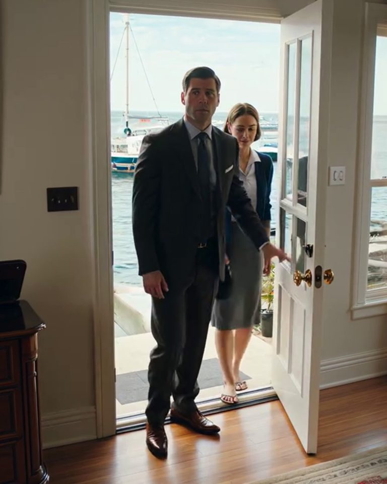 Po śmierci mojego męża jego prawnik ujawnił, że jestem jedyną spadkobierczynią jego majątku o wartości 48 milionów dolarów. Mój syn zażądał, żebym go wydała – odmówiłam. Tej nocy zamknął mnie na klucz. Wprowadziłam się do majątku zmarłego męża. Następnego dnia przyszedł, żeby go zabrać… ale zamarł, gdy zobaczył, kto stoi obok mnie.