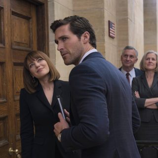 Moja chciwa synowa zaciągnęła mojego syna do sądu. Arogancko weszła, żądając domu, samochodu i alimentów, nazywając mojego syna „pasożytem”. Ale kiedy sędzia zobaczył, że za nim idę, zamarł i wyszeptał zszokowany: „Dlaczego pan tu jest?”. Na sali sądowej zapadła cisza, a moja synowa i jej arogancka rodzina wymienili przerażone spojrzenia.