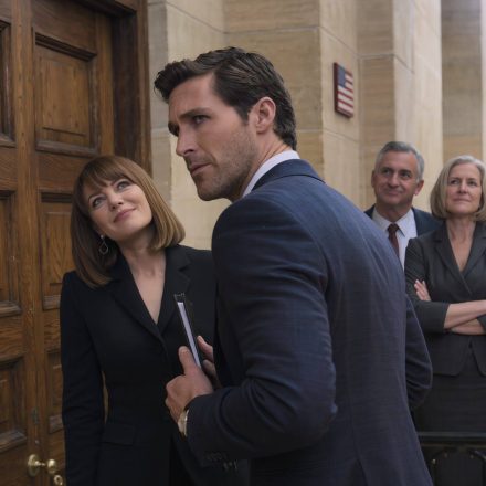 Moja chciwa synowa zaciągnęła mojego syna do sądu. Arogancko weszła, żądając domu, samochodu i alimentów, nazywając mojego syna „pasożytem”. Ale kiedy sędzia zobaczył, że za nim idę, zamarł i wyszeptał zszokowany: „Dlaczego pan tu jest?”. Na sali sądowej zapadła cisza, a moja synowa i jej arogancka rodzina wymienili przerażone spojrzenia.