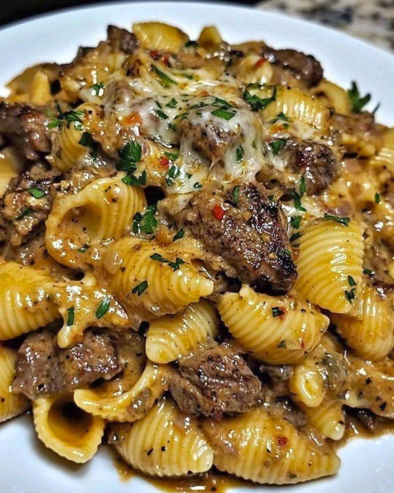 Kawałki steku z masłem czosnkowym i kremowym serem parmezan.