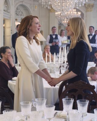 Podczas 60. urodzin mamy kuzyn zapytał, dlaczego szpital ma moje nazwisko na przednim skrzydle – a moi rodzice UPUŚCILI widelce. Nadal myśleli, że mam „małą posadę medyczną”. Przed 40 gośćmi kuzyn wyjawił, że jestem szefem chirurgii dziecięcej, przekazałem 2,5 MILIONA dolarów i całe centrum dziecięce nosi moje imię. Kilka minut później do naszego stolika podszedł nieznajomy, płacząc, i wyszeptał: „Uratowałeś życie mojej córce…”.