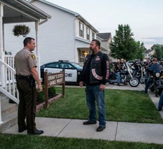 Gdy policja odmówiła pomocy, 93 bikerów stanęło