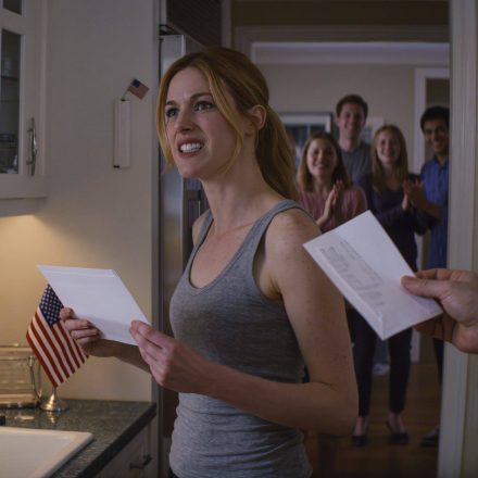 Podczas kolacji mój ojciec uniósł kieliszek. „Gratulacje, oto twój samochód, synu”. Potem spojrzał na mnie: „Czynsz jest płatny. 900 dolarów do niedzieli. Jesteś już dorosły”. Zapytałem: „Dlaczego ja płaciłem, skoro on dostaje wypłatę?”. Odpowiedział: „Bo mu się należy”. Więc spakowałem swoje rzeczy, wyszedłem i zostawiłem liścik na lodówce. Teraz mój brat panikuje. Mama krzyczy. I… mój ojciec dzwoni… pod każdy numer, jaki znajdzie.