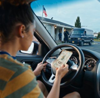 mój 6-letni syn nagle wyszeptał: „Mamo… nie możemy wrócić do domu. Dziś rano słyszałem, że tata planuje dla nas coś złego”. Więc się schowaliśmy. Spanikowałam, gdy zobaczyłam…
