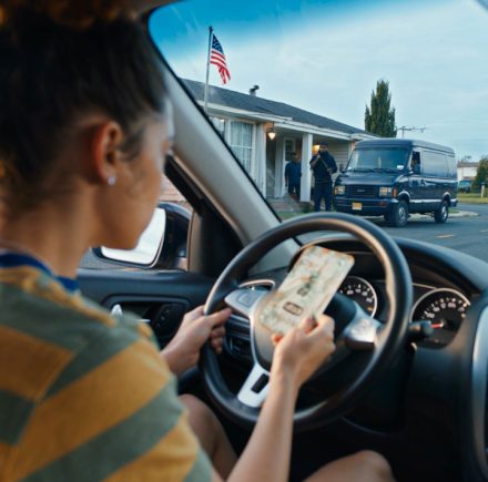 mój 6-letni syn nagle wyszeptał: „Mamo… nie możemy wrócić do domu. Dziś rano słyszałem, że tata planuje dla nas coś złego”. Więc się schowaliśmy. Spanikowałam, gdy zobaczyłam…