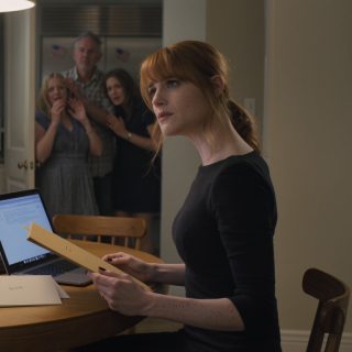 Moja siostra niegrzecznie przeniosła parapetówkę na dokładnie ten sam dzień, w którym żegnałam się z moją trzyletnią córką, po czym napisała SMS-a: „To tylko drobiazg”. Moi rodzice stanęli w jej obronie i powiedzieli: „Nie bądź taka egoistka”. Nie krzyczałam, nie kłóciłam się – po cichu zaplanowałam pogrzeb i wyłączyłam telefon. Kilka tygodni później przyszli z prośbą… ale gdy tylko zobaczyli, co przygotowałam, cała moja rodzina ucichła… i wtedy zrozumiałam: niektóre rodziny nie muszą krzyczeć, żeby być okrutne.