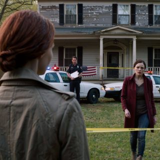 Po śmierci babci zatrudniłem firmę remontową. Tydzień później zadzwonił brygadzista i powiedział: „Proszę pani, znaleźliśmy coś. Proszę natychmiast przyjechać, ale proszę nie mówić o tym rodzicom ani siostrze”. Kiedy przyjechałem, policja już była na miejscu, a moje ręce zaczęły się trząść…