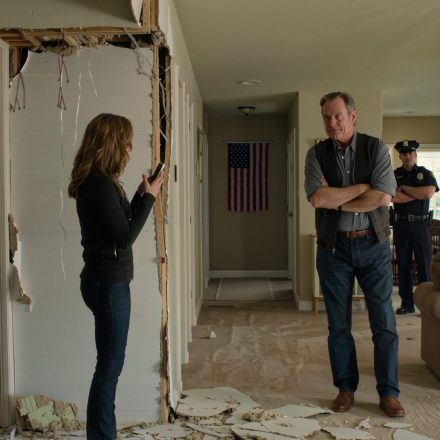 Moi rodzice użyli zapasowego klucza, żeby „przerobić” mój pokój dziecięcy na pokój dziecięcy mojego brata, bez pytania i ostrzeżenia, pod moją nieobecność. Kiedy tata przechwalał się, że ciąża zmusi mnie do oddania domu, włączyłam nagrywanie, zadzwoniłam pod 911 i pozwoliłam, by prawo zrobiło to, czego poczucie winy nigdy by nie zrobiło.